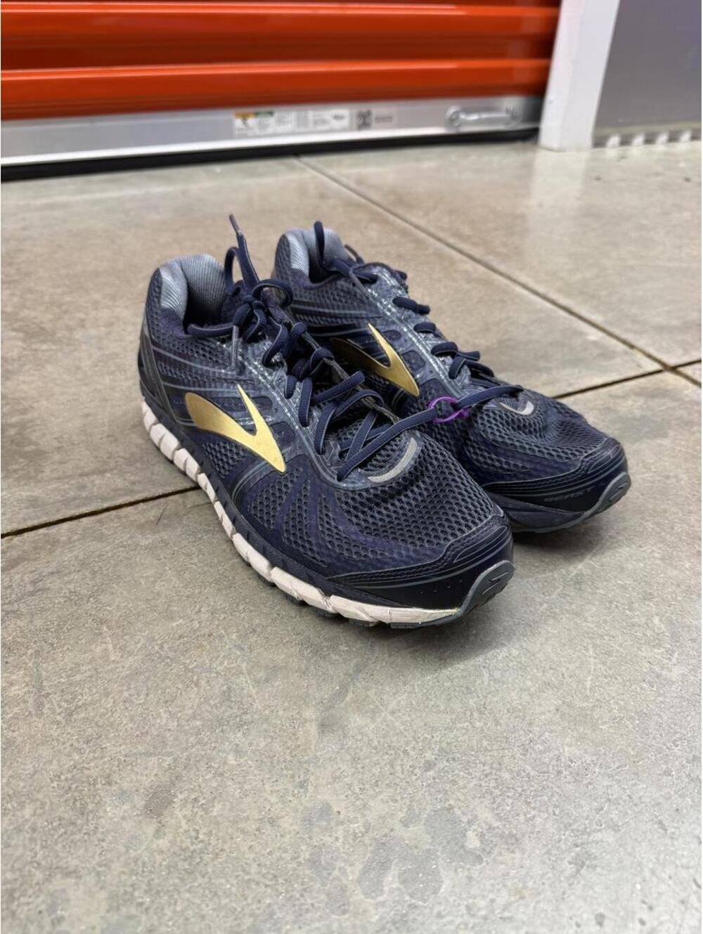 Brooks Beast '16 2E Wide 'Peacoat Blue Gold' navy gym running shoes size 11 MENS